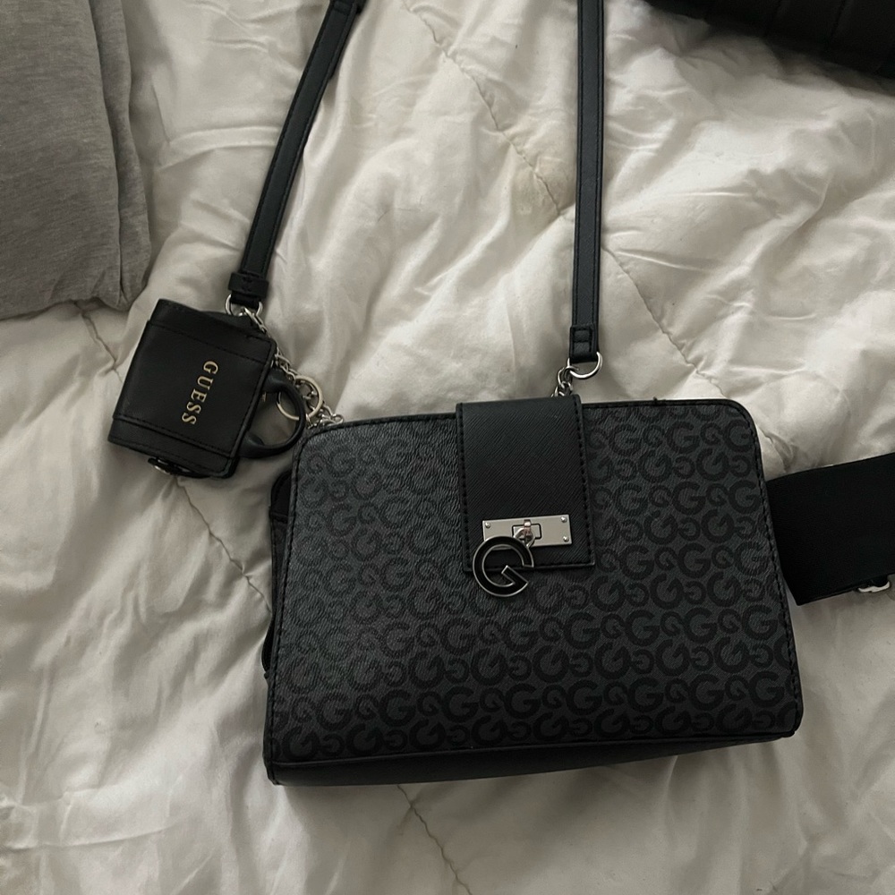 Black Guess bag w Change purse.  New! Wore one time.